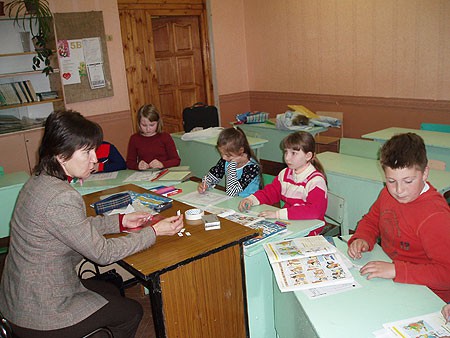 Курсы английского языка для детей и школьников .На занятии в детской группе.